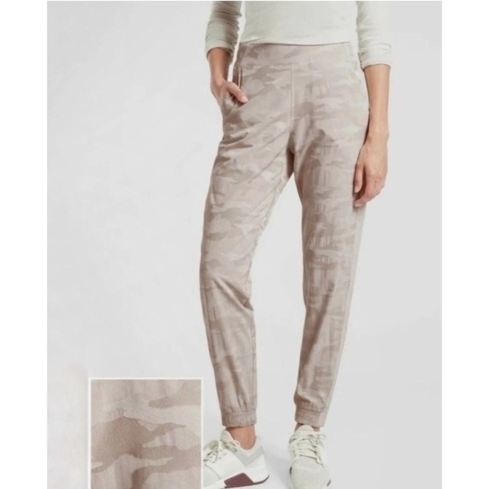 Athleta Brooklyn Camoflauge Women Jogger Pants‎ 8 Atheisure Beige Casual Everday
